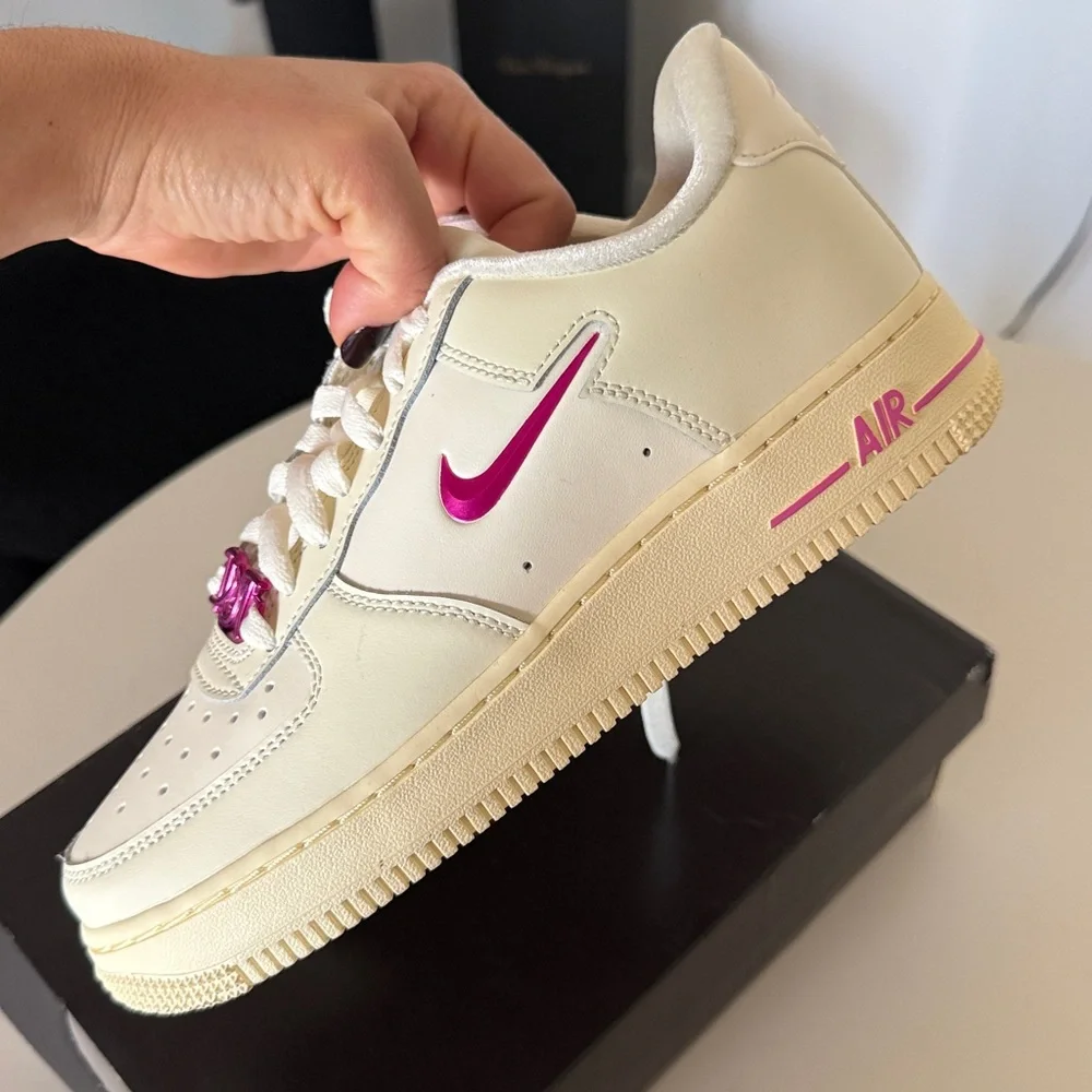 Nike Air Force 1‎ Women's Sneakers - Cream and Pink